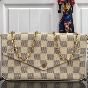 Louis Vuitton Damier Azur axelväska - Superfin Louis Vuitton axelväska i klassiskt Damier Azur-mönster. Väskan har beige och grå rutor, guldfärgad kedja och kuvertformad front med tryckknapp. Tillbehör som matchande plånbok och korthållare ingår. Perfekt för dig som gillar lyxig och stilren design.