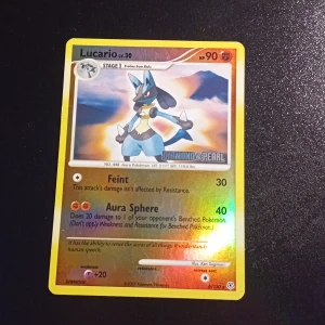 6/130 reverse holo Lucario  - Använd, ganska coolt kort :)