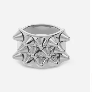 EDBLAD RING💞 - Cool och edgy silvrig ring med framträdande nitar. Perfekt för att ge din stil en tuff touch. Passar både till vardag och speciella tillfällen. Typ aldrig använd o har inga skador eller liknande!🥰pris kan diskuteras💞