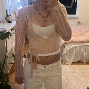 Rosa omlottlofta - Supersöt ljusrosa omlott kofta i nytt skick, aldrig använd💞