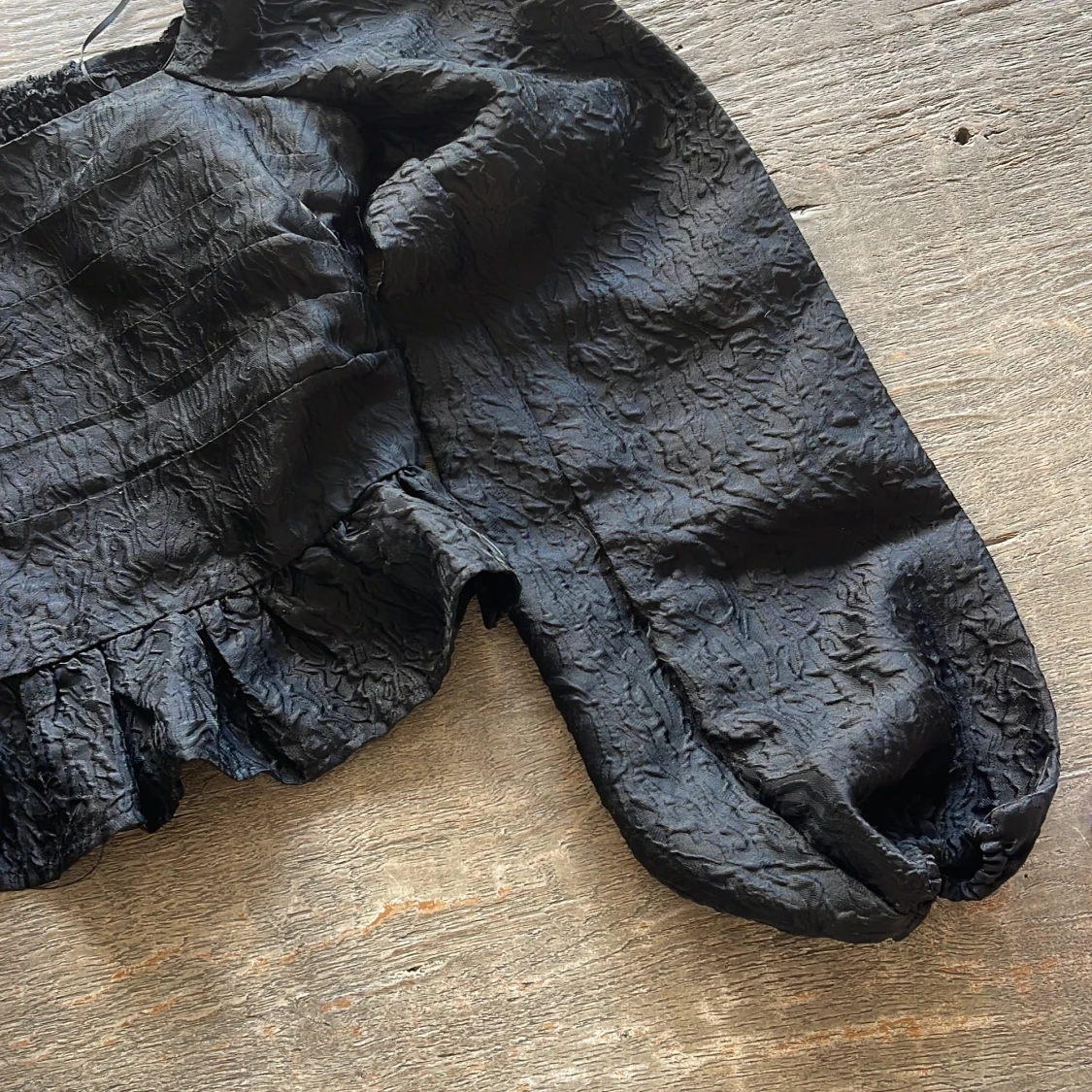 Svart volangblus från BikBok - 1