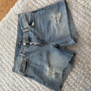 MONKI jeansshorts - Snygga shorts!!! passar en xs-s (tror de är 26 i midjan)