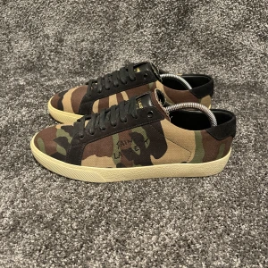 Saint Laurent Skor  - ‼️VI TAR EJ BYTEN‼️Saint Laurent Skor | Skick: 9/10 | Storlek 40 sitter större 41/42EU | ingår enbart skorna vid köp. | Fraktar inom 24H efter köp på köparens bekostnad 📦💨 | Hör av dig vid minsta fråga eller fundering 💭