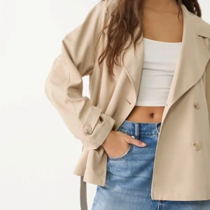 Ny trenchcoat från stradivarius  - Helt ny trenchcoat med prisllapp kvar , jag tyckte inte att storleken passa mig så bra, men annars är den så så fin🙌🏼💓nypris 399kr jag säljer den för 340kr