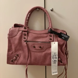 Rosa väska - Säljer en oanvänd b@lenciaga city bag dupe i ljusrosa, storlek 38cm💕