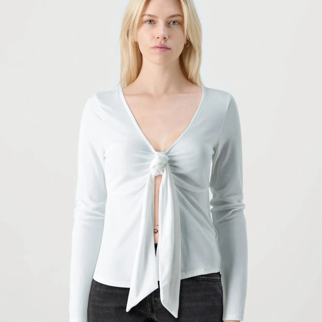 Vit långärmad knytblus