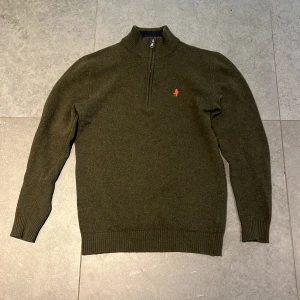 Quarterzip från MCS - Säljer denna feta quarterzip från MCS. Är i väldigt fint skick med inga defekter alls! Nypriset ligger på 1499. Hör av er vid funderingar!!