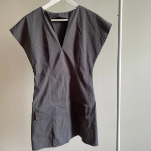 Grå klänning - Grå klänning med coola detaljer. Sitter väldigt smickrande på! Storlek S. Använd vid två tillfällen, super skick! 🩶 #trendy #katemoss #dress #mini #posh #gossipgirl #fashion #cute #coquette #office #officesiren