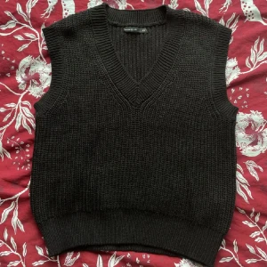 Svart stickad väst - Säljer en svart stickad väst från House Brand. Den är mycket mörkare i verkligheten än vad den är på bild. Nästan aldrig använd.