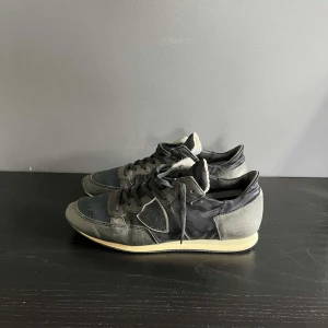 Philippe model trainers - Väldigt feta philippe model trainers i bra skick. Storlek 41 men passar även 42.  Hör av dig vid frågor!