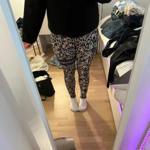 Leopardmönstrade leggings från Stronger - Säljer ett par snygga leopardmönstrade leggings från Stronger. De är högmidjade med bred resår i midjan och har svarta detaljer på benen. Materialet är stretchigt och passar perfekt för träning eller chill. Färgerna går i beige, svart och brunt. Säljer dem då de inte passar längre.💞