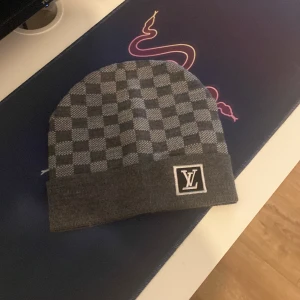 Grå L vui mössa perfekt för still och kalla dagar - Den är helt ny inte använd en enda gång