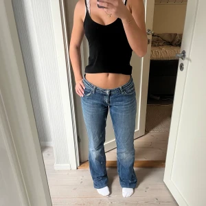 Low waist bootcut jeans från Miss Sixty - Säljer ett par blå jeans från Miss Sixty med låg midja och klassisk bootcut-passform. 💙Jeansen har snygga slitningar framtill, fem fickor och en röd Miss Sixty-logga på bakfickan. Midje/höftmått i diameter är 40-45 cm. Innerbenslängd 78 cm. Säljer då de är lite stora för mig och inte kommer till användning. Står att de är w29 men tror de är lite mindre i storlek. Jag har i vanliga fall storlek 36 i byxor🩵något slitna bak längst ner. 