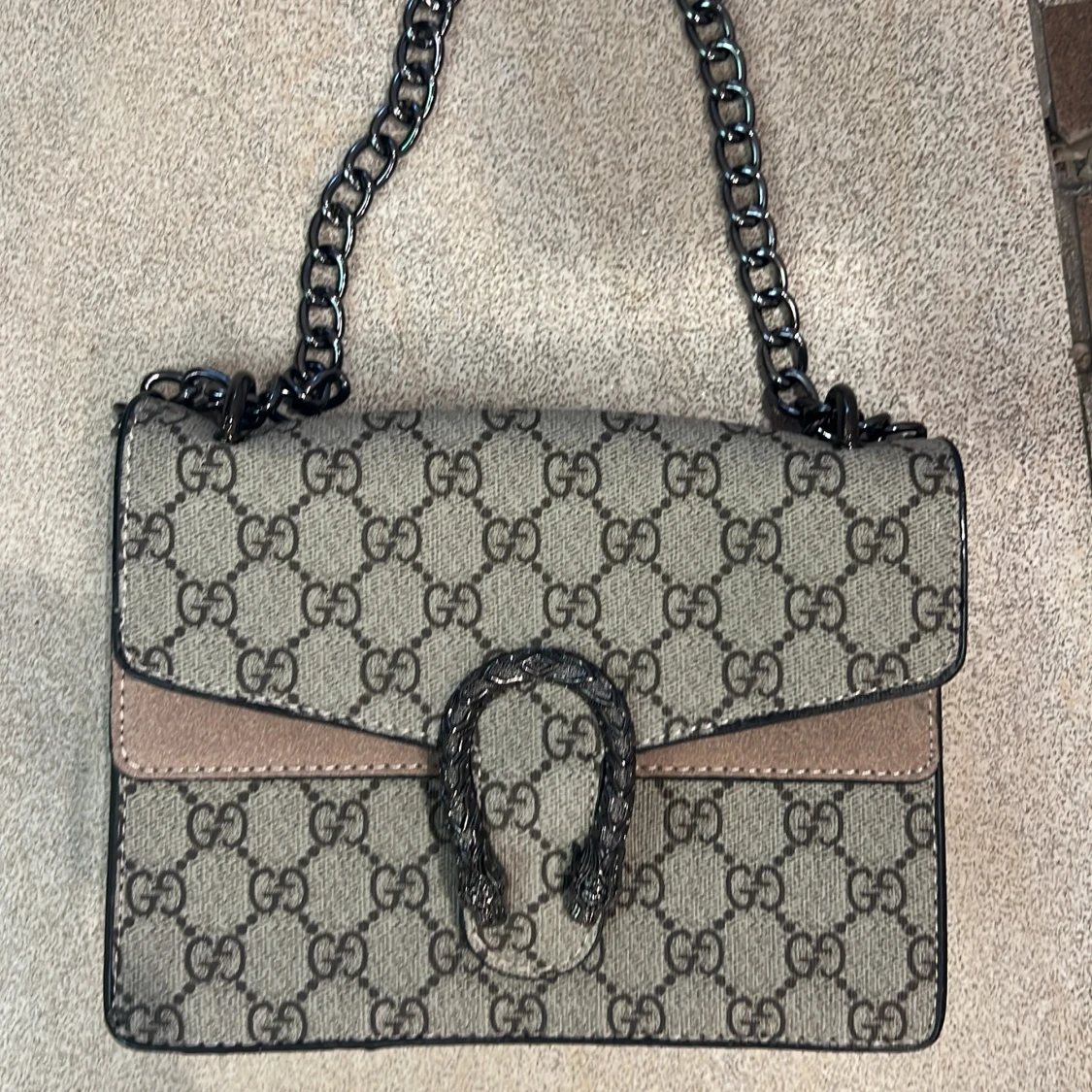 Beige axelväska med kedja och pärlor - 1