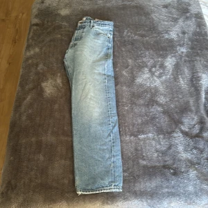 Ljusblåa Jack&Jones jeans 28/30 - Vanliga racka jeans från Jack&Jones. Jeansen är i bra skick o knappt använda, Höger fick är lite skadad men inte något man tänker på. St-28/30