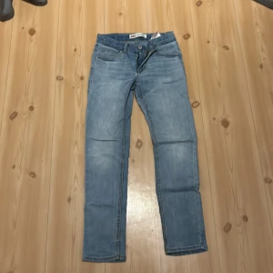 Levi's 510 Skinny ljusblå jeans - Levi’s jeans perfekt för dig som gillar lite skinny. Passar 154-162 bäst.