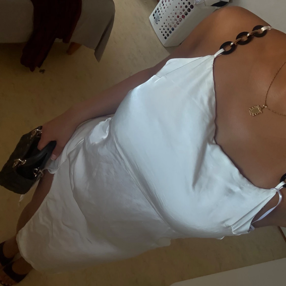 Vit långklänning med kedjeaxelband - 3