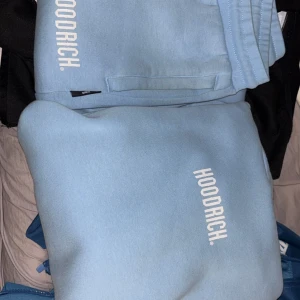 Hoodrich Dress - Hej säljer en ljusblå dress som aldrig kommer till användning, finns inga skador på varken hoodien eller byxorna.  Både tröjan och byxorna är i storlek XS