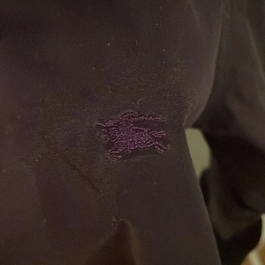 Mörklila Burberry skjorta med rutig detalj - 3