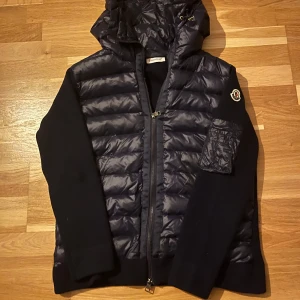 Moncler Cardigan  - Säljer nu min sköna mörkblåa Cardigan från Moncler. Den är riktigt varm och bekväm så perfekt nu till hösten  och den är i ett väldigt bra skick. Jag köpte denna för några månader sen för 3500 här och kan tyvärr inte garantera äktenhet! Men hör av dig vid fler funderingar/bilder!