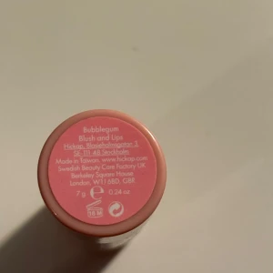 Hickap Blush and Lips Bubblegum - Bubblegum Blush and Lips från Hickap i en söt rosa nyans. Stickformad produkt med krämig konsistens som funkar både som rouge och läppfärg.  Perfekt för dig som gillar ett poppigt rosa glow. Använd några gånger.