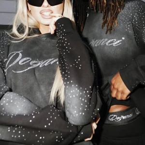 Tracksuit - Säljer denna skit snygga tracksuiten (hoddie + pants) Använd fåtal gånger. Är i jätte fint skick och rhinestones på plats. Nypris 2300. Passar både tjejer o killar. (Tracksuit från Doganci)