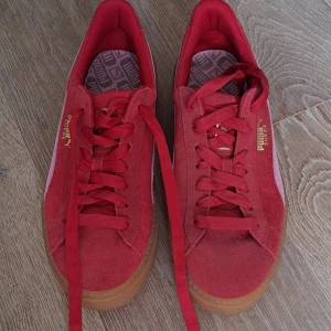 Röda Puma sneakers - Röda Puma speakers med rosa detaljer, sulan är 4.5 cm. Använda 1 gång så i nytt skick! Storlek 39 men passar mig som har 38