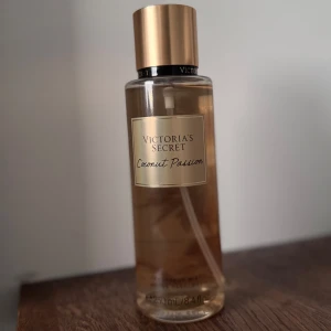 Victoria's Secret Coconut Passion mist - Fräsch body mist från Victoria's Secret i doften Coconut Passion. Rymmer 250 ml. Doften har tropiska toner av kokos och vanilj. Ny och oanvänd. 