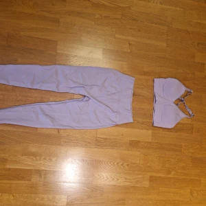 Ljuslila leggings med matchande bh - Säljer ett par ljuslila leggings med hög midja, perfekta för träning eller chill. De är stretchiga och sitter tight, vilket gör dem riktigt bekväma. Materialet känns mjukt mot huden och färgen är superfräsch. Passar dig som gillar sportig och enkel stil. Bhn är i storlek M men sitter som S