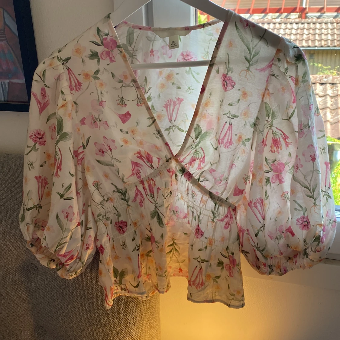 Blommig omlottblus med puffärm