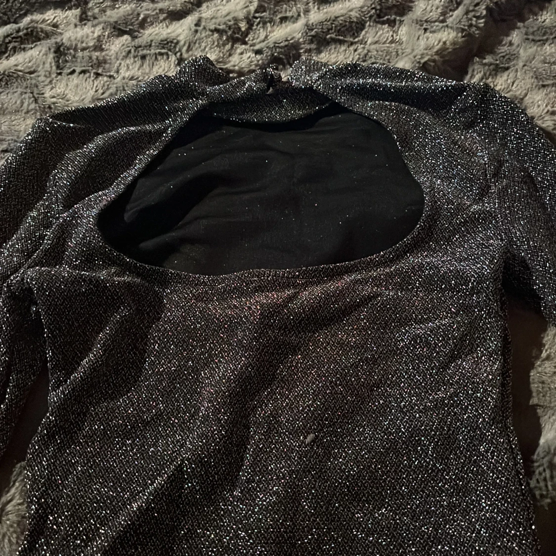 Glittrig svart långärmad topp - 1