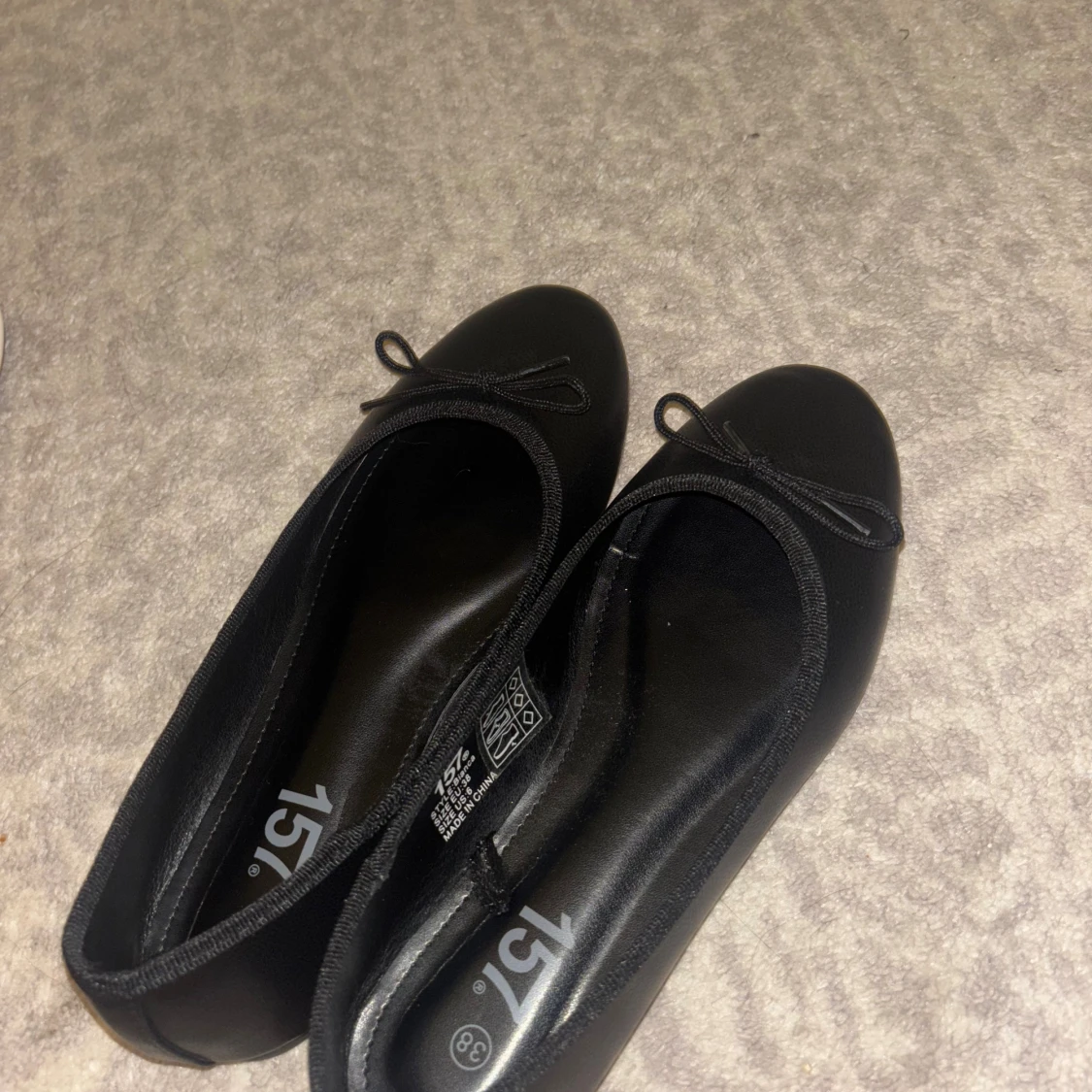 Svarta ballerinaskor med rosett  - 1