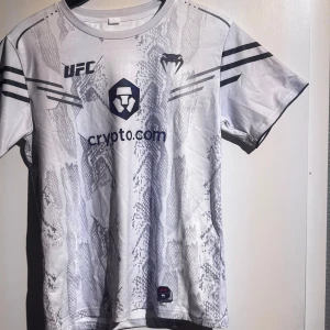 UFC x Venum vit t-shirt - UFC X VENUM T-shirt 