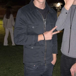 Overshirt med dragkedja  - Säljer denna stilrena Overshirt ifrån John Henric perfekt inför hösten🍁modellen på bilden är ca 180 cm lång och väger 70 kg. Tveka inte på att kontakta mig vid minsta fundering🙌