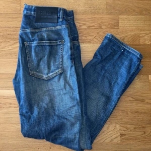 Dsquared2 Jeans - Säljer ett par Jeans från Dsquared2                            Storlek ”14Y” men passar om du är 180 och neråt    Bara att höra av sig vid frågor o funderingar.