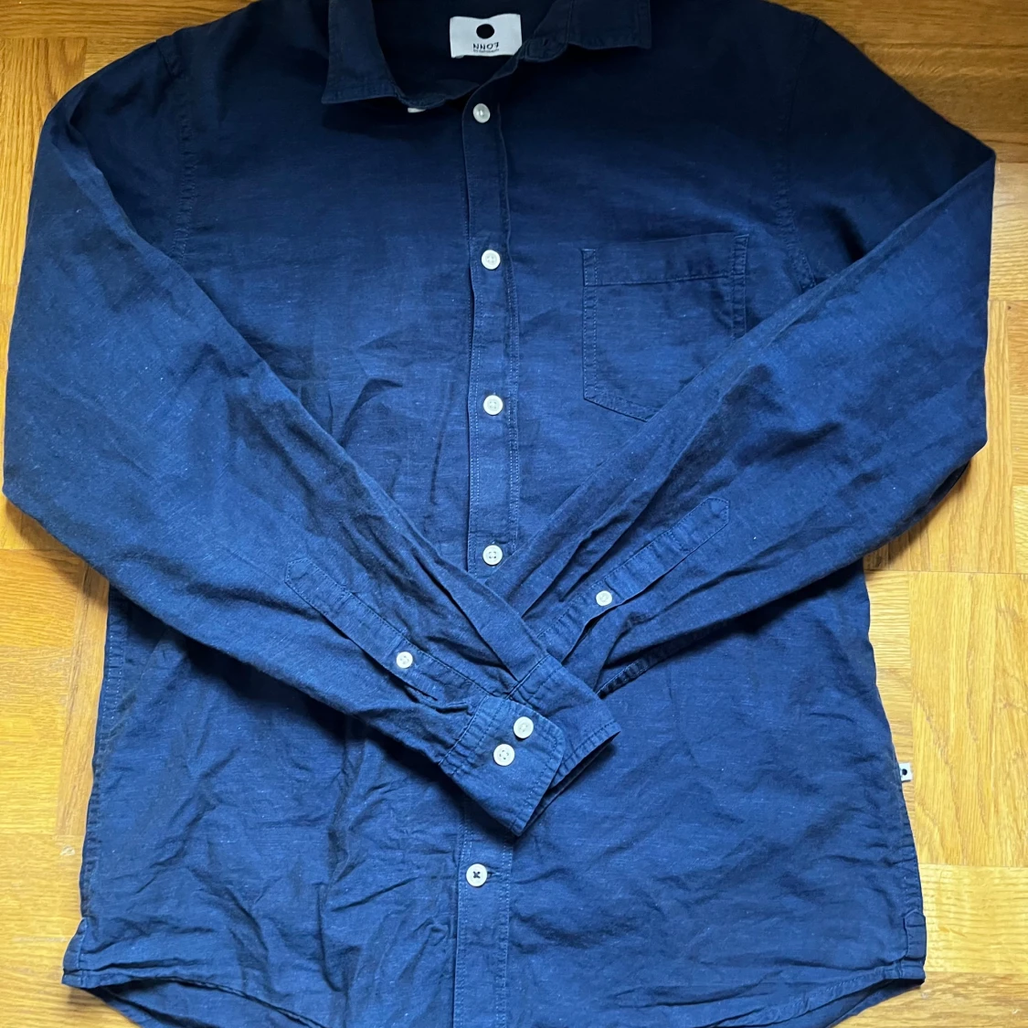 Mörkblå skjorta från NN07 i linne S - 3