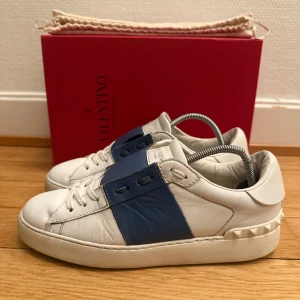 Valenrino open sneakers  - Säljer nu dessa fina valentino skor | Bra skick | Storlek 38 | Kommer med box och dustbag | Hör gärna av er vid frågor eller funderingar 