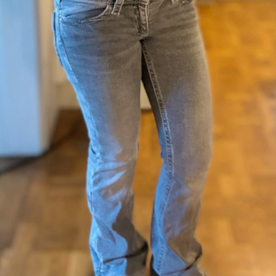 Grå bootcut jeans med detaljer - 1