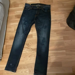Mörkblå Smog jeans vintage.  - Säljer ett par mörkblå Smog jeans med snyggt slitna detaljer. Strl är w 29 L32. Jeansen har slitningar vid fickor och benslut för en cool, använd look. Pris kan diskutera vid seriösa förslag och bundel köp.😎