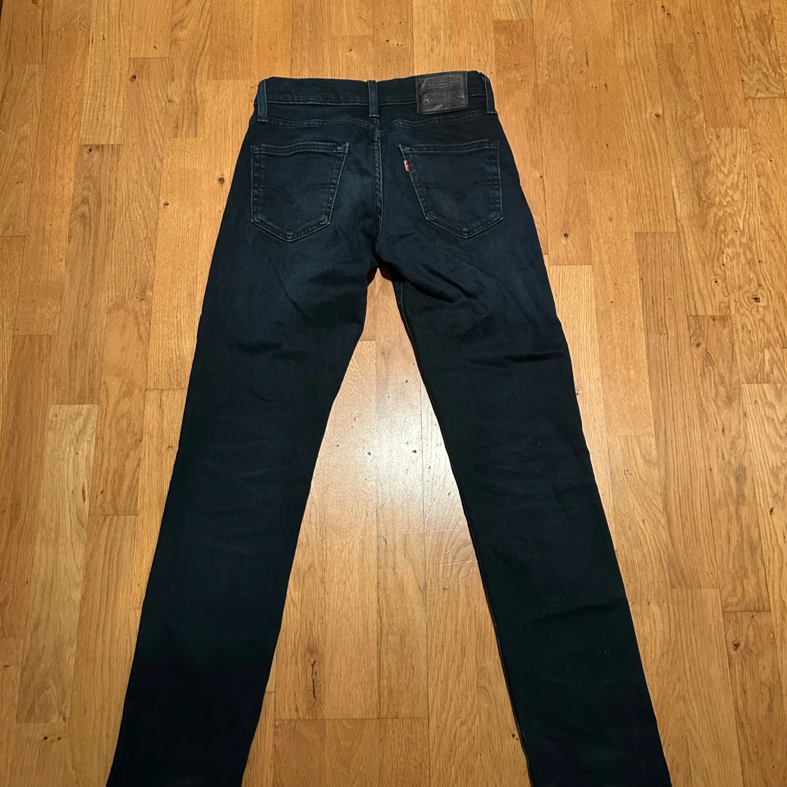 Mörkblåa Levis Jeans - 1