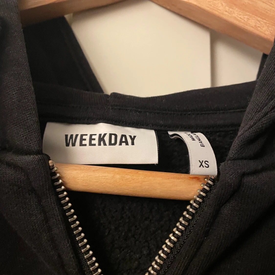 Svart hoodie med dragkedja från Weekday - 1