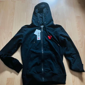 Svart hoodie från Comme des Garçons Play - Helt ny och oanvänd då den inte passade. Kom gärna med prisförlag ✅