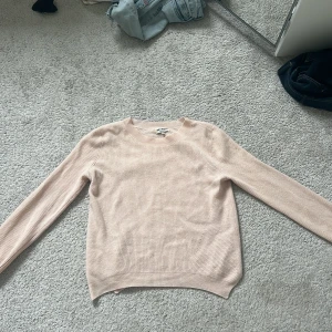 Tjocktröja - Säljer denna tjocktröja från softgoat som inte har några fläckar men jag 2 st tål i armen som man lätt kan sy igen🥰