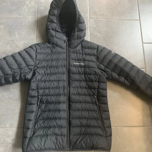 peak performance jacka  - svart lättviktsjacka från Peak Performance i strl S, använd fåtal gånger och som i nyskick. Skriv för fler bilder osv.