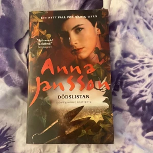 Dödslistan - En spännande och välskriven deckare om kriminalinspektör Maria Wern. Perfekt för dig som gillar nervkittlande mysterier och vill följa med i jakten på en anonym mördare. En bok som håller dig på helspänn från första till sista sidan!