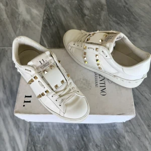 Valentino skor  - Valentino Open - Skick: Mycket bra- Storlek: 37 - Tillbehör: Valentino box och KVITTOT - Nypris: 6000kr - 