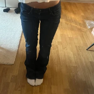 Mörkblå bootcut jeans Levi’s  - Säljer ett par mörkblå jeans med bootcut-modell. Byxorna har klassisk femficksdesign och låg midja. Perfekta för dig som gillar en tidlös och avslappnad stil. Passar till många olika outfits och är riktigt sköna att bära.