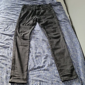 Replay jeans - Detta är ett par stilrena replay jeans som är svarta vilket är perfekt nu till vintern och hösten. De är även hyperflex vilket gör att de är extremt sköna och får en bra passform för nästan alla.