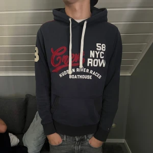 Mörkblå hoodie med tryck från Tommy Hilfiger  - Säljer en tvär fet hoodie från Tommy Hilfiger | Storlek: S men passar också M | Längd/vikt på modellen : 188 och väger 72kg | Hör av er för frågor 😁