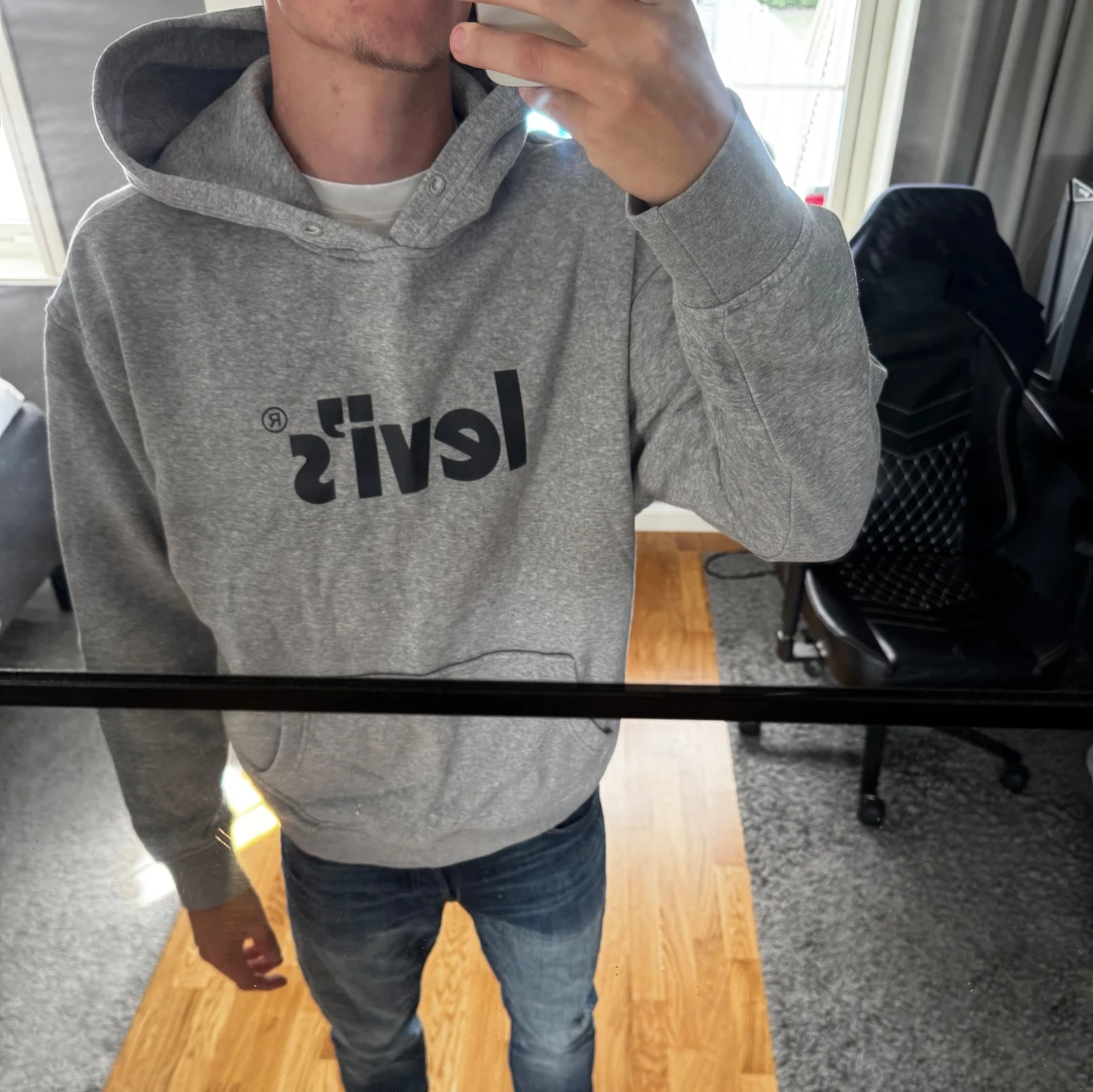 Grå hoodie från Levi's med logga